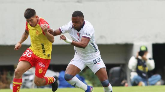 Jugadores de Aucas y Liga de Quito disputan un balón durante el partido de la Fecha 3 del hexagonal final, en el estadio Gonzalo Pozo Ripalda, el sábado 17 de octubre de 2026.