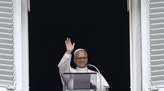 El Papa León XIV dirige el rezo del Ángelus, la tradicional oración dominical, desde la ventana de su despacho con vista a la plaza de San Pedro, en el Vaticano, un día después de recibir el alta del Hospital Universitario Agostino Gemelli.