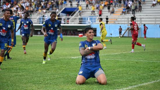 Franco Ayunta, jugador de Delfín SC celebra su gol en el partido frente a Manta FC, por la Fecha 3 del hexagonal del descenso de LigaPro, el 18 de octubre de 2026.