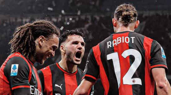 Los jugadores del AC Milan felicitan a Goncalo Ramos, durante el partido ante Atalanta, jugado el 18 de octubre de 2026.