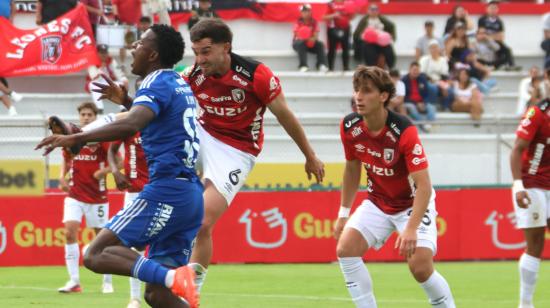 Jugadores de Leones FC y Emelec disputan el control del balón, en el partido por la Fecha 3 del cuadrangular de LigaPro, el 18 de octubre de 2026.