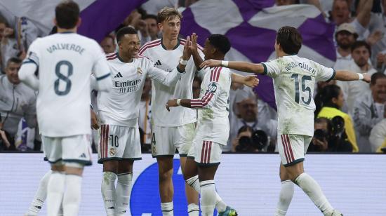 Jugadores del Real Madrid celebran el gol, en el partido frente al Sevilla por La Liga de España, el 18 de octubre de 2026.