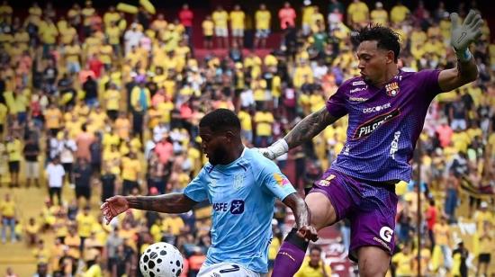 José Fajardo intenta superar a José David Contreras, de Barcelona SC, en el partido del domingo 18 de octubre de 2026.