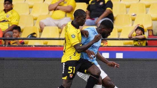 Jugadores de Barcelona SC y Universidad Católica disputan un balón en el partido de la Fecha 3 de la fase final de la LigaPro, el domingo 18 de octubre de 2026.