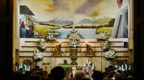 Ciudadanos en la iglesia Perpetuo Socorro en Guayaquil en la misa por la memoria del sacerdote Patricio Sánchez, 18 de octubre de 2026.