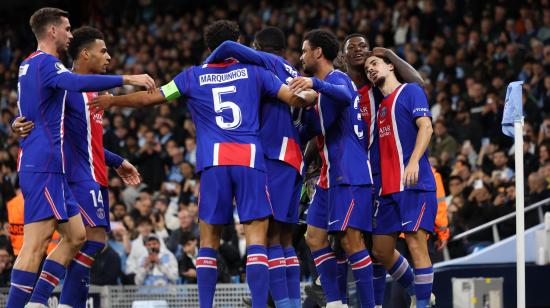 Jugadores del Paris Saint-Germain celebran el gol, en el partido frente al Manchester City, por la Fecha 2 de la fase de liga de la Champions League, el 14 de octubre de 2026.