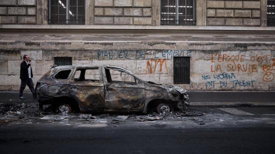 Un carro calcinado tras las protestas contra el alto costo de la vida en el centro de París, Francia, el 19 de octubre de 2026.
