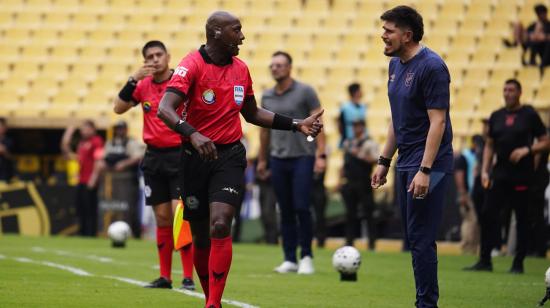 El árbitro Augusto Aragón conversa con el técnico de Universidad Católica, Diego Martínez, durante el partido del domingo 18 de octubre de 2026 ante Barcelona SC.