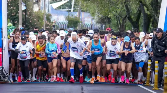 Participantes en la línea de salida de la carrera Liga 10k 2025 en Quito, el 26 de octubre de 2025.