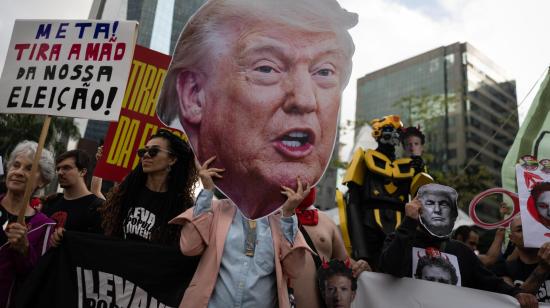 Un manifestante sostiene una imagen de Donald Trump durante una protesta contra Meta por supuesta injerencia electoral, en São Paulo, Brasil, el 19 de octubre de 2026.