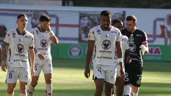 Los jugadores de Mushuc Runa y Orense luego del partido por la Fecha 3 del hexagonal del descenso, el lunes 19 de octubre de 2026, en Echaleche.