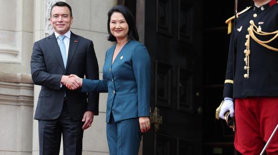 La presidenta de Perú, Keiko Fujimori saluda a su homólogo de Ecuador, Daniel Noboa, previo al inicio de la reunión bilateral del 20 de octubre de 2026.