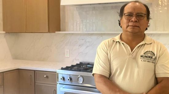 El ecuatoriano Luis Nunink, fundador de Nunin JC Construction, durante los trabajos de remodelación de una vivienda en Nueva York. Su empresa realiza proyectos de renovación de casas y apartamentos.