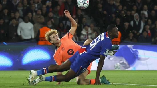 Fermín López impactando el rostro de Willian Pacho durante el partido entre el PSG y el FC Barcelona por la Fecha 3 de la UEFA Champions League este martes 20 de octubre de 2026.