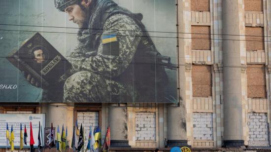 Varias personas pasan junto a un mural de un soldado ucraniano en la ciudad de Járkov, en medio de la guerra con Rusia, el 20 de octubre de 2026.