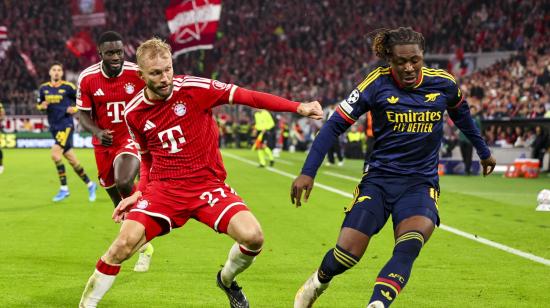 Eberechi Eze pelea un balón con Konrad Laimer en el duelo entre el Bayern Múnich y el Arsenal por la Fecha 3 de la fase de liga de la UEFA Champions League 2026.