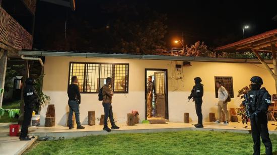 Momentos del allanamiento a la vivienda de Luisa González en Chone, Manabí, en el marco del caso Laberinto, el 22 de octubre de 2026.