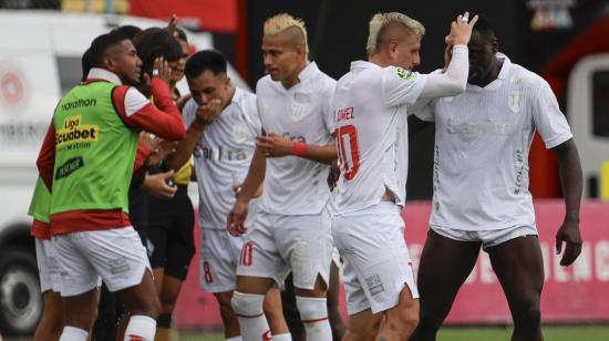 Jugadores de Técnico Universitario celebran el gol en el partido frente a Deportivo Cuenca, por la Fecha 3 del hexagonal del descenso de la LigaPro, el 16 de octubre de 2026.