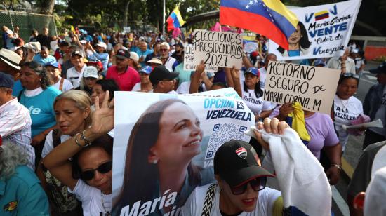 Simpatizantes de la oposición venezolana participan en una manifestación en Caracas, el 22 de octubre de 2026, para exigir un cronograma electoral y elecciones presidenciales en 2027, convocados por el partido Vente Venezuela.