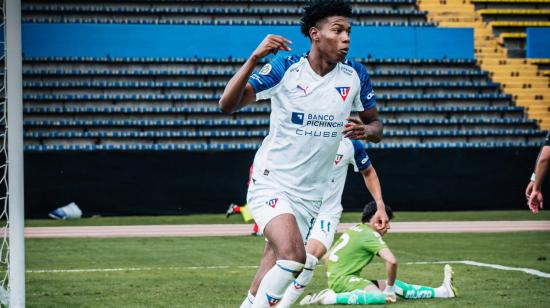 El jugador Jhosue Minda festeja un gol durante el partido entre Liga de Quito e Independiente del Valle por la final del Campeonato Nacional de Formativas Sub 19.