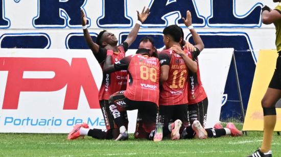 Los jugadores de Deportivo Cuenca festejan un gol contra el Manta, en el estadio Jocay, el 24 de octubre de 2026.