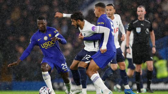 Moises Caicedo del Chelsea en acción contra Omar Marmoush del Tottenham, durante el partido de la Premier Leaguea, el 24 de octubre de 2026.