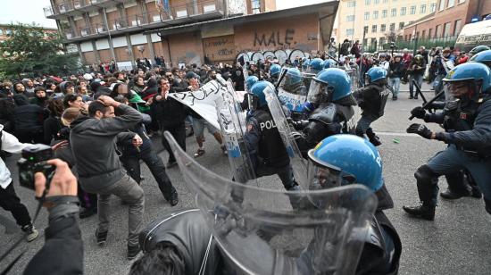 Policías antidisturbios se enfrentan con manifestantes durante una protesta contra el rearme y el encarecimiento de la vida en Turín, Italia, el 24 de octubre de 2026. Foto: EFE/EPA/Alessandro Di Marco.