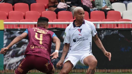 Deyverson, de Liga de Quito, maneja una pelota en el partido ante Macará en el estadio Rodrigo Paz Delgado, el 24 de octubre de 2026.