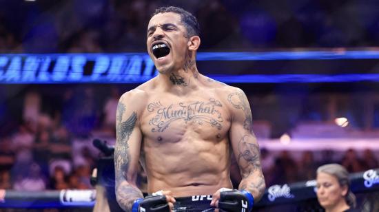 El brasileño Carlos Prates festeja su victoria en UFC 319, en Chicago, Estados Unidos, el 16 de agosto de 2025.