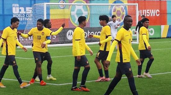 Jugadores de la selección de Ecuador celebran un gol en el partido contra Kirguistán, por el Mundial Sub 15, el 25 de octubre de 2026.