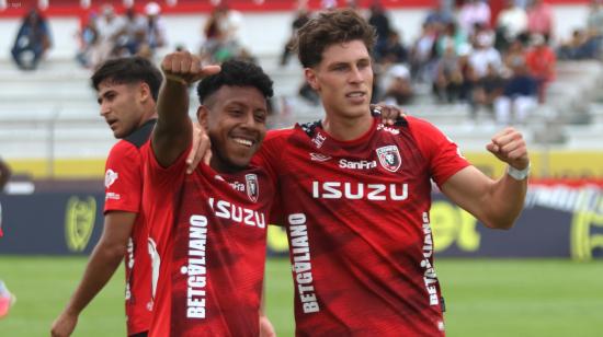 Cristhian Solano y Martín Caramuto celebran el gol en el partido frente a Libertad FC, por la Fecha 4 del cuadrangular de la LigaPro, el 25 de octubre de 2026.
