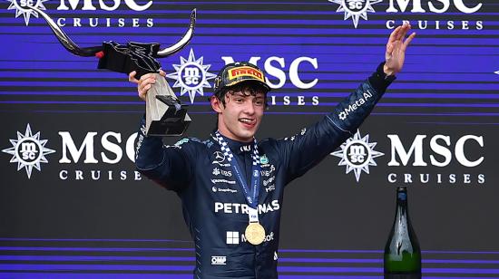 El italiano Kimi Antonelli de Mercedes posa en el podio este domingo 25 de octubre, al ganar el Gran Premio de Estados Unidos de Fórmula Uno en el Circuito de las Américas en Austin, Texas.