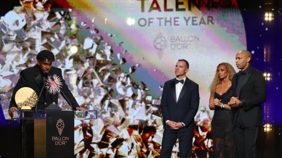 Lamine Yamal durante su discurso tras ganar el trofeo a mejor jugador joven del año en la gala del Balón de Oro 2026 este lunes 26 de octubre.