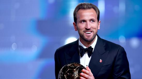 El delantero inglés Harry Kane con su Balón de Oro obtenido este lunes 26 de octubre en el London Palladium, en Londres.