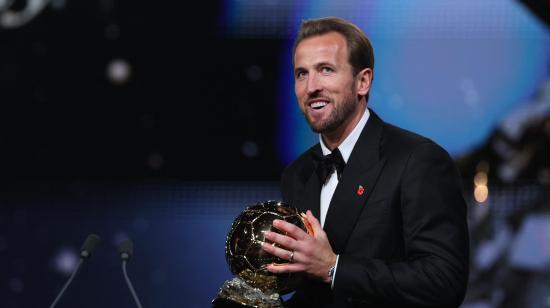 Harry Kane sonríe tras recibir el Balón de Oro al mejor futbolista masculino durante la ceremonia de entrega de los premios, el 26 de octubre de 2026.