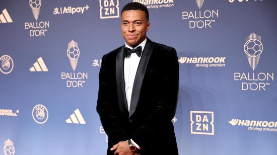 El jugador francés Kylian Mbappé llega a la ceremonia de entrega del Balón de Oro 2026 en el Teatro London Palladium, Londres, Gran Bretaña, el 26 de octubre de 2026.