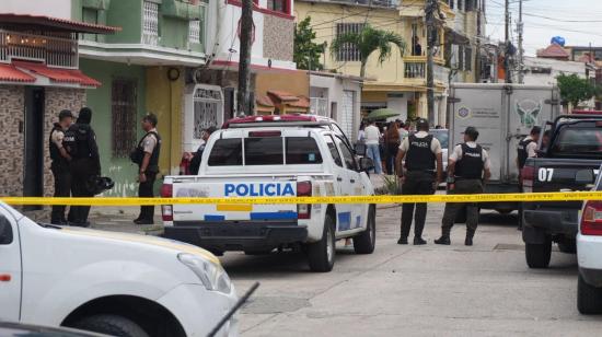 Personal de Medicina Legal en el sector de Sauces 2, en el norte de Guayaquil, este 27 de octubre de 2026.
