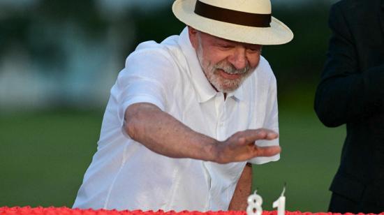 El presidente de Brasil, Luiz Inácio Lula da Silva, sopla las velas durante la celebración de su cumpleaños en el Palacio de la Alvorada, la residencia presidencial oficial, en Brasilia, el 27 de octubre de 2026.