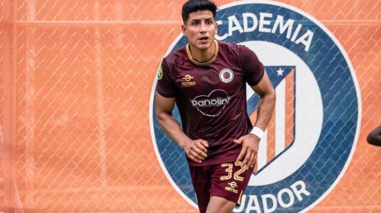 Daniel Patiño, volante de Vinotinto FC, durante el partido ante Atlético FC, que determinó su clasificación a la Serie A, el miércoles 28 de octubre de 2026.