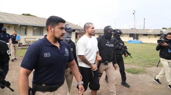 Daniel Salcedo, sentenciado en Ecuador por el caso Metástasis y otros delitos, cuando es trasladado por agentes de Estados Unidos y policías ecuatorianos, el 29 de octubre de 2026.