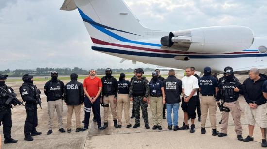 Los tres ecuatorianos extraditados a Estados Unidos junto a agentes de Interpol y policías de Ecuador, el 29 de octubre de 2026.