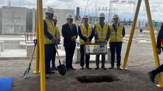 Colocación de la primera piedra de la nueva planta de oxígeno líquido, en Lasso, Cotopaxi.