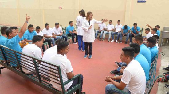 Jóvenes reciben terapia de rehabilitación en el centro Virgen de Fátima, al sur de Guayaquil. 