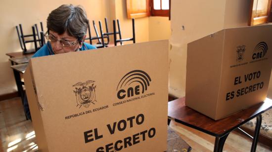 Una mujer vota en el Colegio 24 de Mayo, Quito, durante las elecciones seccionales del 14 de mayo de 2019 en Ecuador.