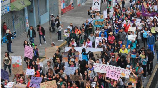 Mujeres marchan para protestar en contra de la violencia de género.