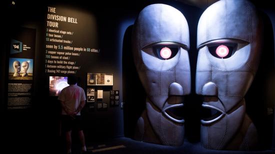 Vista de la exposición "The Pink Floyd Exhibition: Their Mortal Remains", en Madrid