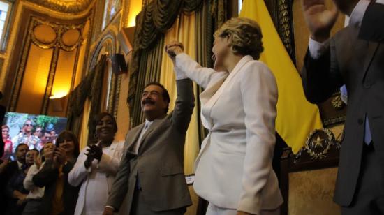 Jaime Nebot alza la mano junto a la alcaldesa entrante de Guayaquil, Cynthia Viteri.