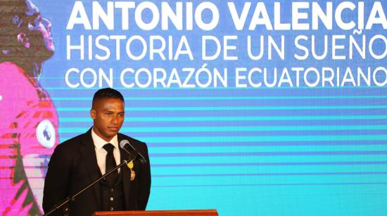 El futbolista Luis Antonio Valencia habla durante una ceremonia donde ha sido condecorado por su destacada carrera en el fútbol inglés de manos del presidente de Ecuador, Lenín Moreno, este martes en el Palacio de Gobierno, en Quito.