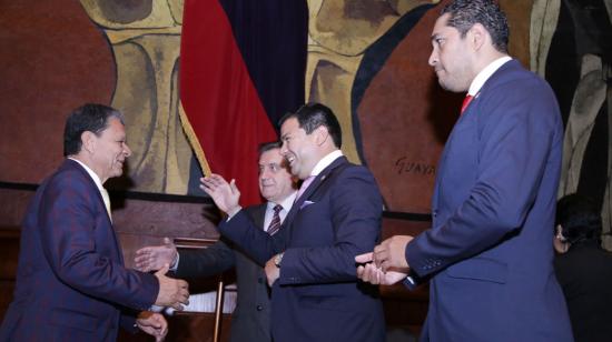 Los asambleístas César Litardo, Carlos Solórzano y Patricio Donoso saludan con Carlos Cambala.