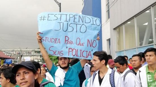 Jóvenes estudiantes de medicina caminaron desde la Universidad Estatal hasta el Cuartel Modelo en Guayaquil. 